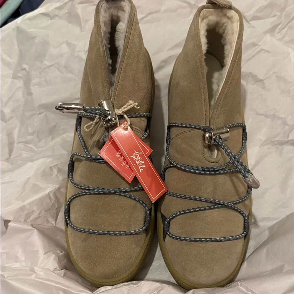 FREE PEOPLE SNOWDROP MICRO MUKLUK BOOTIES with Genuine Shearling NWT sz 8 - Picture 2 of 7